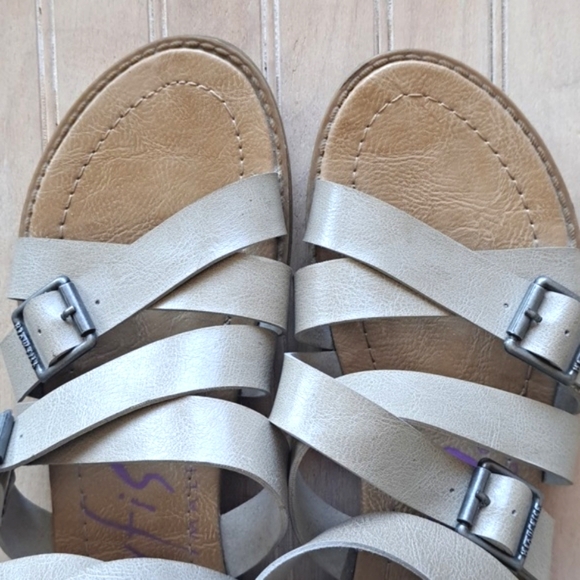 Blowfish Taupe Gladiator Strappy Buckle Snap Boho Malibu Sandals Small Wedge - Picture 3 of 10
